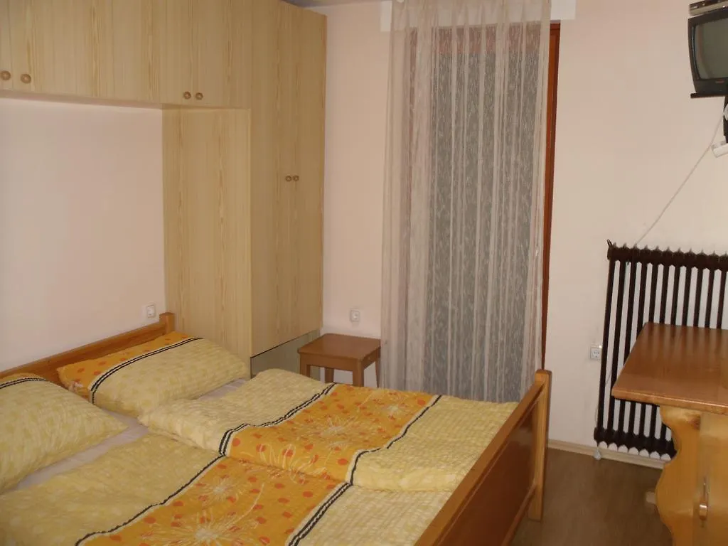 Guest House Pr Ambruzarju & Apartments Cerklje na Gorenjskem 3*,